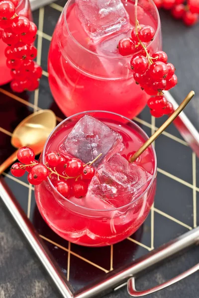 Sopa Fría Tres Vasos Con Grosellas Rojas Frescas — Foto de Stock