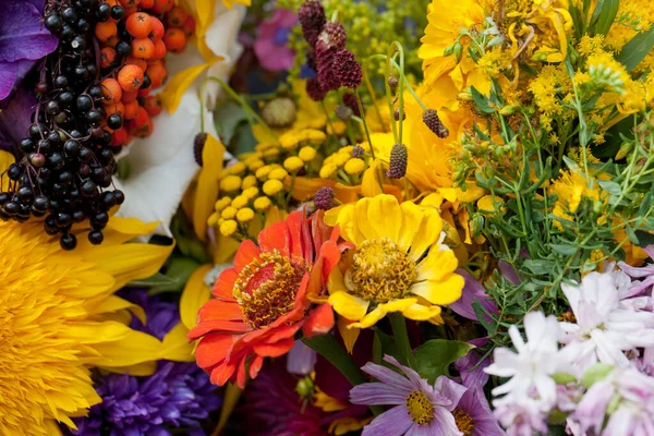 Όμορφα Ανθοδέσμες Από Λουλούδια Και Βότανα — Φωτογραφία Αρχείου
