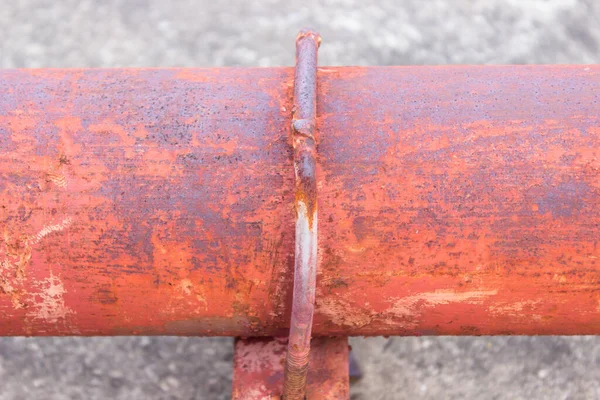 赤いハンドルの錆びた金属パイプ — ストック写真