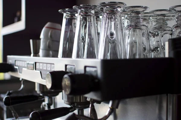 Primer Plano Los Vasos Café Con Leche Almacenados Una Cafetera — Foto de Stock