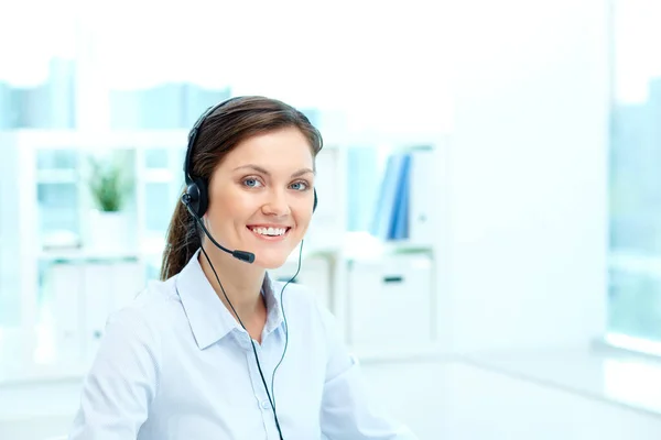 Porträt Eines Jungen Bedieners Mit Headset Der Freundlich Lächelnd Die — Stockfoto