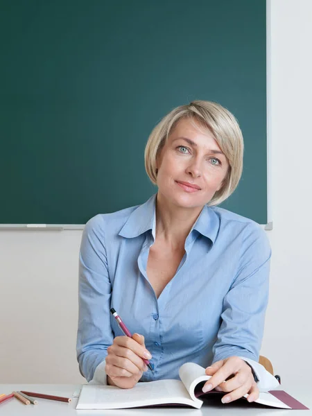 Leraar Zit Aan Het Bureau Klas — Stockfoto