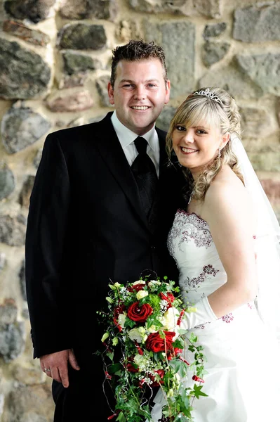 Happy Young Bridal Couple — Stock Photo, Image