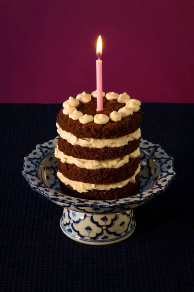 Csokoládé Születésnapi Party Meztelen Torta Vanília Krém Égő Gyertya Antik — Stock Fotó