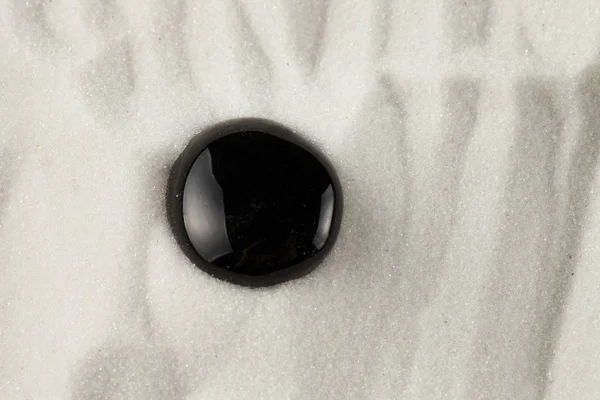 Schwarzer Reflektierender Stein Weißen Sand — Stockfoto