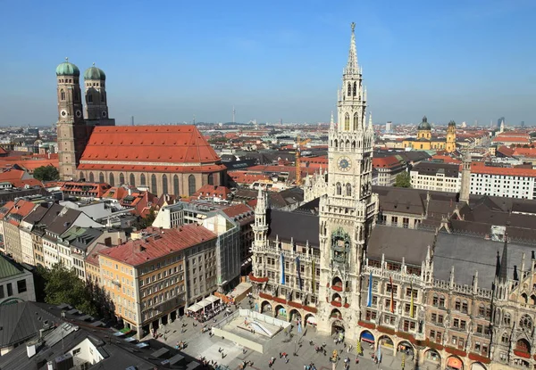 Marienplatz Munich 新市政厅和Frauenkirche — 图库照片