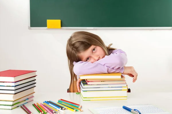 Estudante Apoiando Uma Pilha Livros — Fotografia de Stock