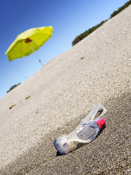 Occhiali Bagno Cielo Azzurro Spiaggia Soleggiata — Foto Stock
