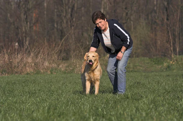 Junger Mann Mit Hund Park — Stockfoto