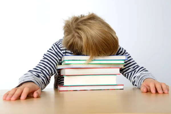 Pojken Sover Sina Böcker — Stockfoto