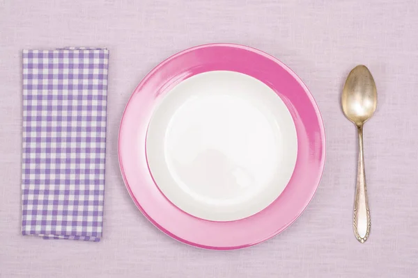 Plato Con Cuchara Servilleta Con Plazas Púrpuras — Foto de Stock