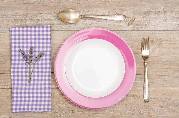 Cuchillo Tenedor Plato Una Mesa Rústica Madera Con Calabaza Púrpura — Foto de Stock