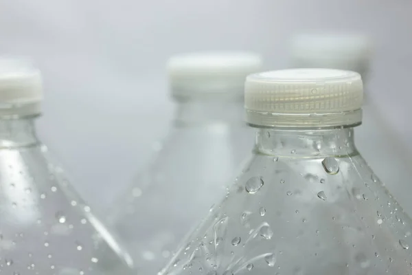 Wasserflaschen Auf Weißem Hintergrund — Stockfoto