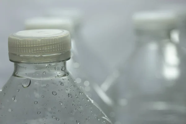 Wasserflasche Auf Dem Tisch — Stockfoto