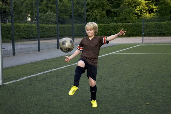 Niño Prácticas Futbolísticas —  Fotos de Stock