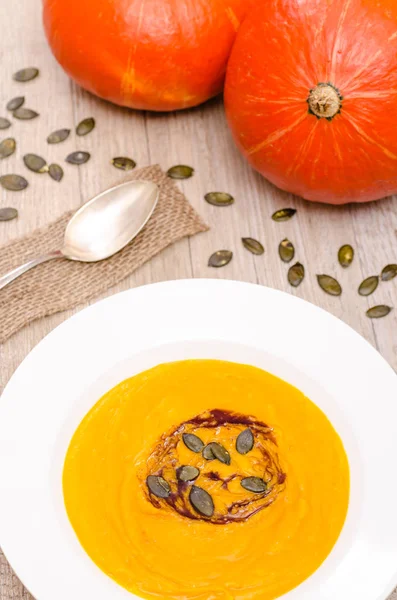 Kürbissuppe Mit Kürbiskernen Auf Einem Weißen Teller Porträt — Stockfoto