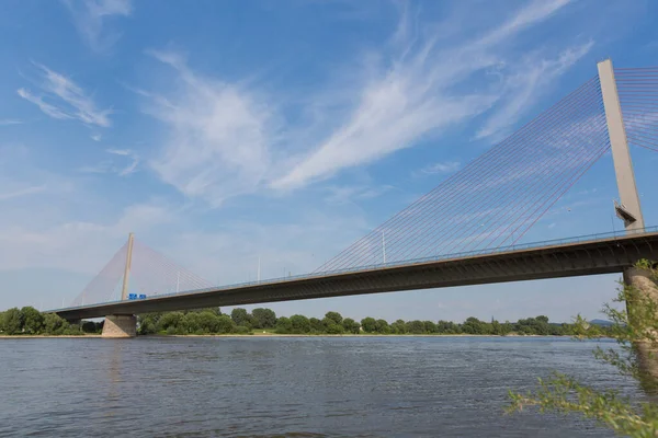 Die Autobahnbrücke Über Den Rhein Bei Bonn — Stockfoto