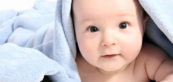 毛布の下のお風呂の後の美しい赤ちゃん — ストック写真