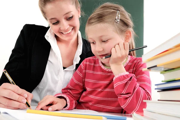 Duas Meninas Escrevendo Uma Sala Aula — Fotografia de Stock