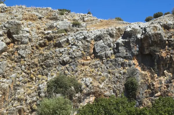 Каменная Стена Против Голубого Неба — стоковое фото