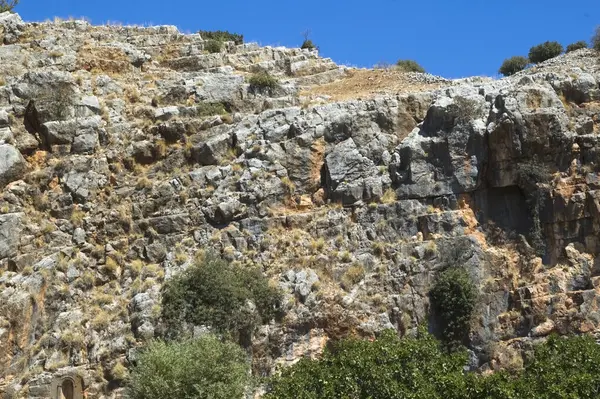 Mavi Gökyüzüne Karşı Bir Kaya Duvar — Stok fotoğraf