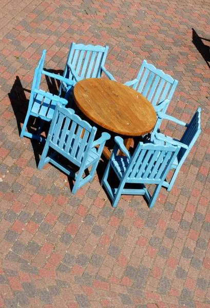 Fotografia Uma Mesa Redonda Madeira Com Cadeiras — Fotografia de Stock
