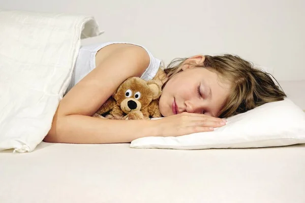 Jovem Mulher Dormindo Cama Com Ursinho Pelúcia — Fotografia de Stock