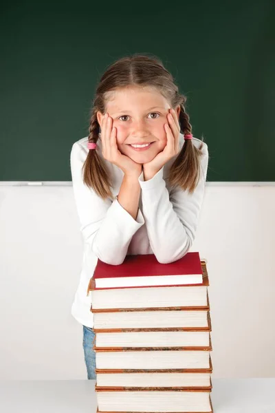 Studentessa Con Libro Stack — Foto Stock