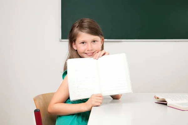 Studentessa Mostrando Suo Quaderno — Foto Stock
