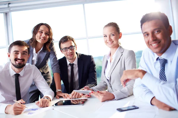 Grupo Socios Comerciales Que Miran Cámara Con Sonrisas Mientras Trabajan — Foto de Stock