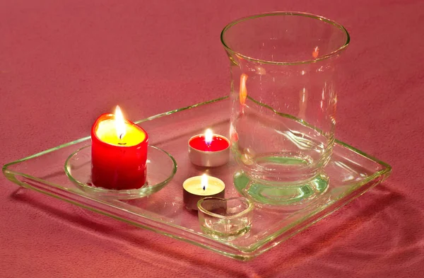 Δύο Κεριά Ένα Ποτήρι Κόκκινο Φόντο — Φωτογραφία Αρχείου