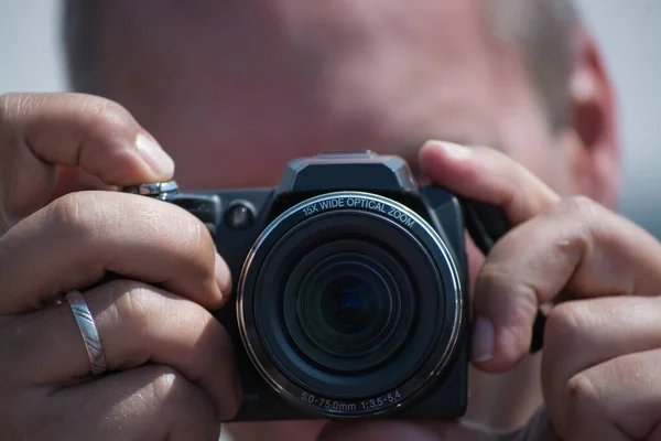 Fotógrafo Com Câmera Fundo Branco — Fotografia de Stock