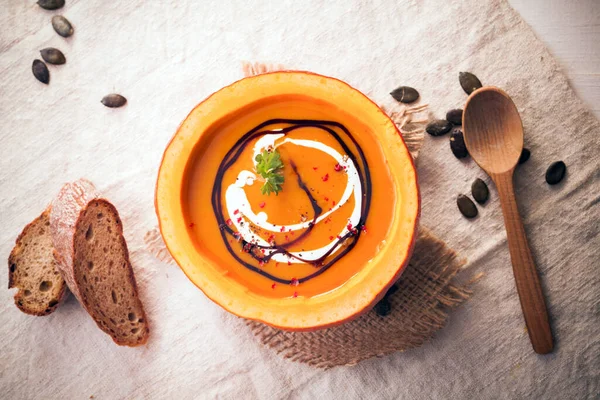 Visão Aérea Sopa Abóbora Outonal Laranja Colorida Servida Casca Cabaça — Fotografia de Stock