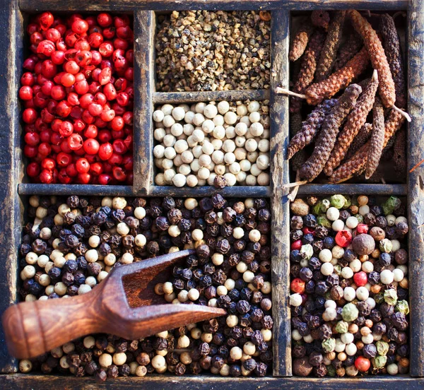 Pohled Shora Odrůdy Pepřových Zrn Starém Zásobníku Včetně Černých Bílých — Stock fotografie