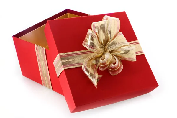 为庆祝圣诞节 情人节 生日或结婚周年 打开装有倾斜盖子 装饰金色缎带和蝴蝶结的礼品盒 在白色背景下近距离观看 — 图库照片