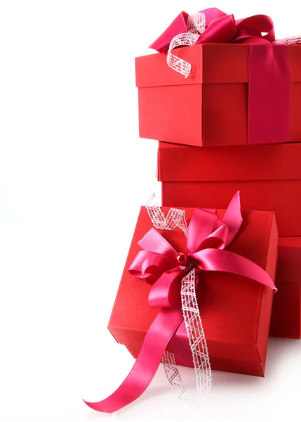 一堆堆五颜六色的红色圣诞礼物 系着漂亮的红色缎带和白色背景的蝴蝶结 为您献上节日的问候 — 图库照片