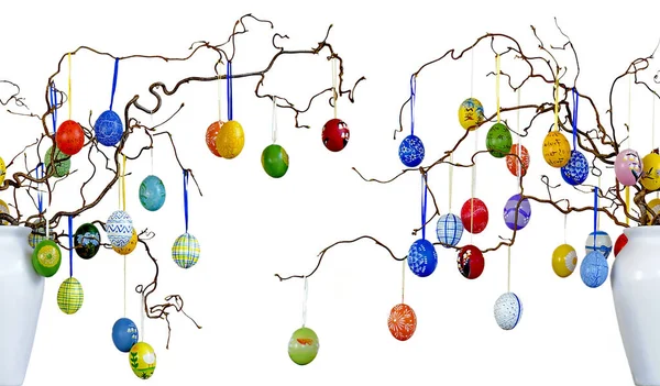 Fındık Dallarında Renkli Paskalya Yumurtaları Fındık Dallarında Renkli Doğu Yumurtaları — Stok fotoğraf