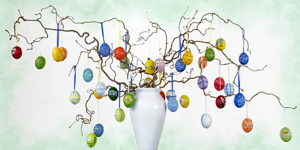 五彩缤纷的复活节彩蛋在榛子枝上 五彩缤纷的复活节彩蛋在榛子枝上 — 图库照片