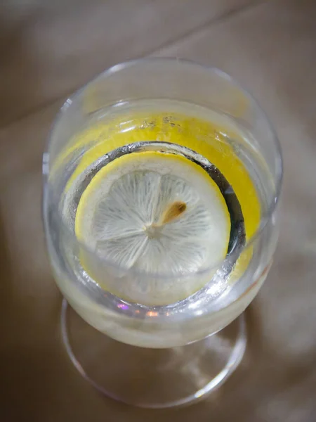 Vattenglas Med Citronskiva Ovanifrån — Stockfoto