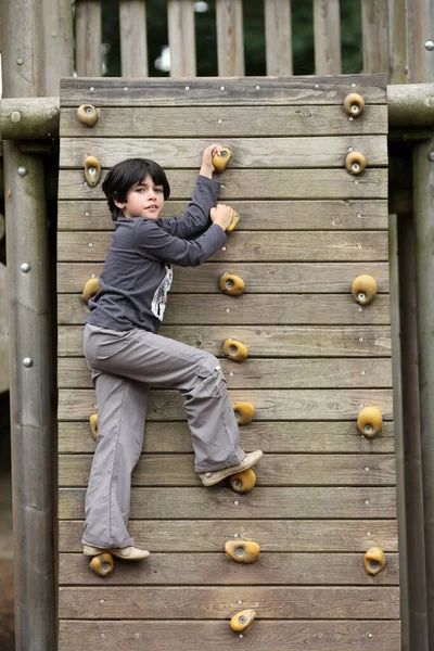 Details Eines Outdoor Klettermädchens Einer Kletterwand Für Kinder — Stockfoto