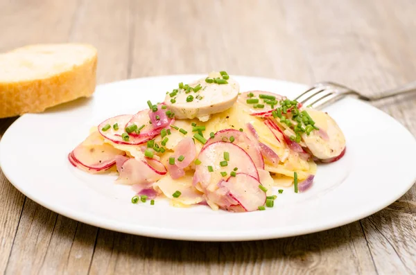 Aardappelsalade Met Worst Radijs Bieslook Een Witte Plaat — Stockfoto