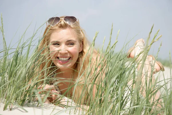 Blond Kvinna Liggande Sanddynerna — Stockfoto