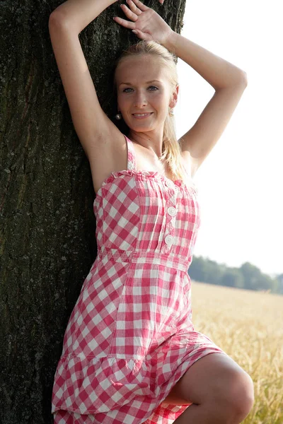 Young Woman Leaning Tree — Stock Photo, Image
