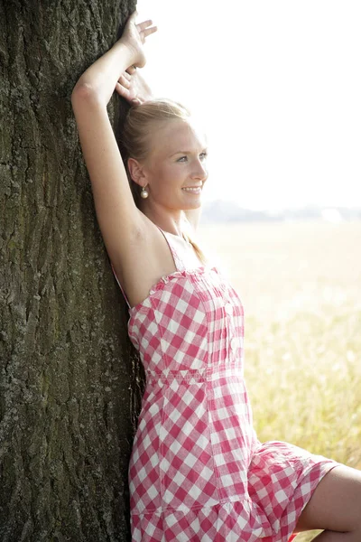 Молодая Женщина Прислонившаяся Дереву — стоковое фото