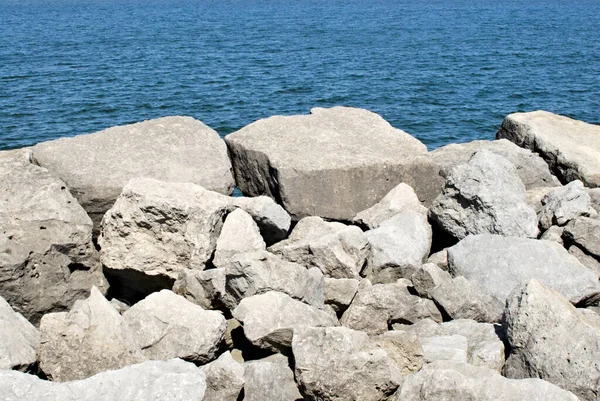 Rochers Blancs Rochers Contre Eau Bleue Ondulée — Photo