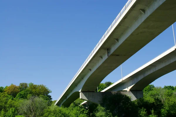 Zwei Große Betonbrücken Gegen Strahlend Blauen Himmel Und Wald — Stockfoto