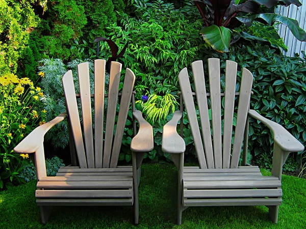 Een Foto Van Een Tweetal Van Hout Grasveld Stoelen Situeerde — Stockfoto