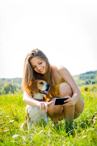 Adolescente Chica Mostrando Algo Perro Teléfono Inteligente Aire Libre Naturaleza — Foto de Stock