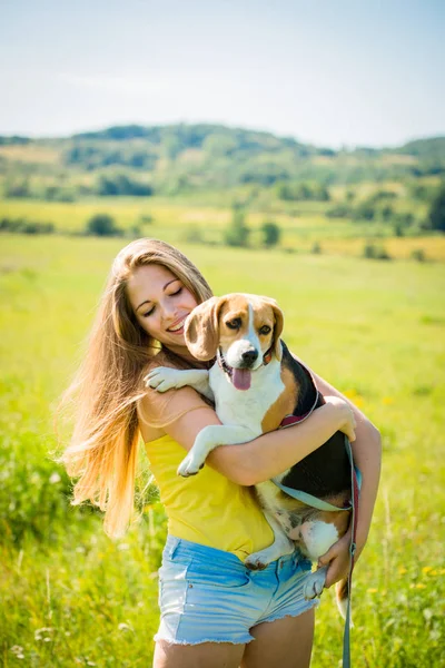 Teen Girl Holding Her Pet Beagle Dog Outdoor Nature — Stock Photo, Image