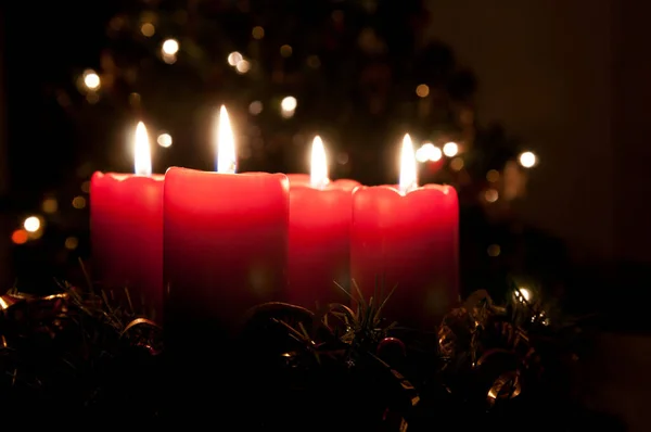 Corona Adviento Navidad Con Velas Rojas Ardiendo Luces Árbol Mas —  Fotos de Stock